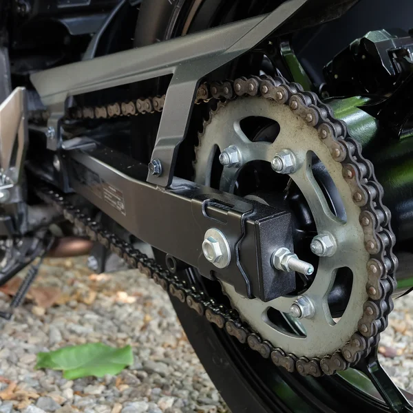 Corrente traseira e roda dentada da roda da motocicleta — Fotografia de Stock