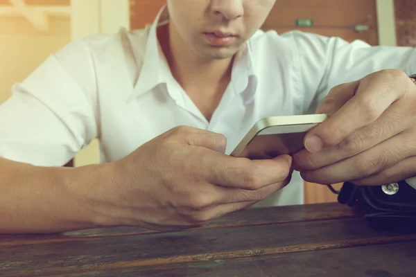 Forretningsmann som bruker mobiltelefon med tekstmelding – stockfoto