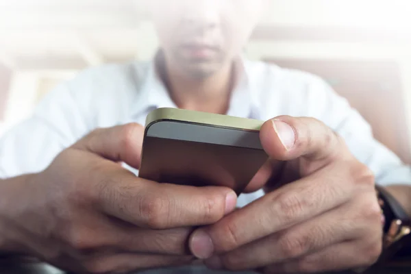 Hombre de negocios usando un teléfono móvil con mensaje de texto — Foto de Stock