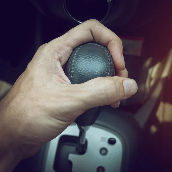 Рука водія тримає автоматичну коробку передач в автомобілі — стокове фото