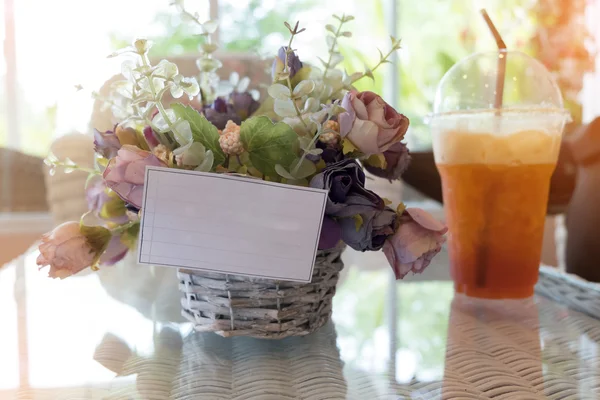 Biała Księga puste na wazon kwiatów urządzone w kawiarni — Zdjęcie stockowe