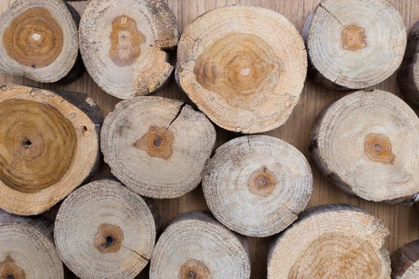 Небольшие деревянные бревна, используемые для оформления интерьера — стоковое фото