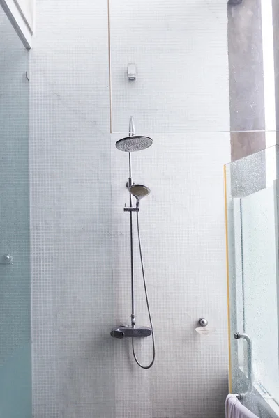 Κεφάλι του ντους στο μπάνιο, σχεδιασμός εσωτερικό σπίτι εξωτερική — Φωτογραφία Αρχείου