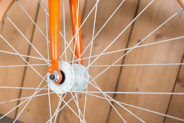 Bicicleta estacionada con pared de madera, cerca de la imagen parte de la bicicleta —  Fotos de Stock