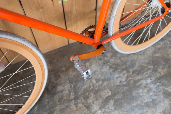 Bicicleta estacionada con pared de madera, cerca de la imagen parte de la bicicleta — Foto de Stock