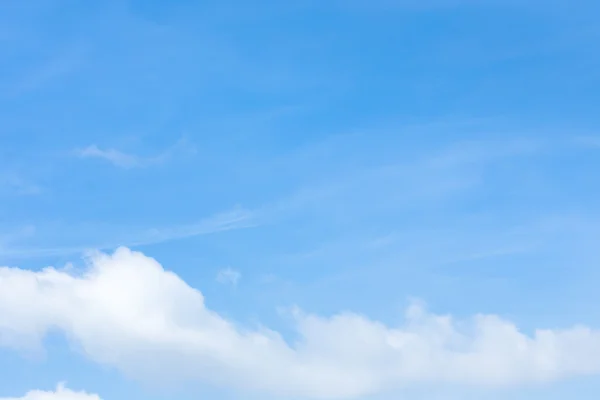 Cloud on clear blue sky background — Stock Photo, Image