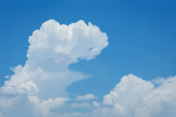 Awan dan latar belakang langit biru — Stok Foto