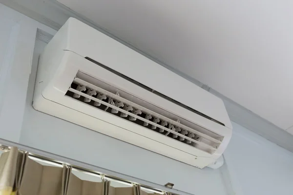 Air conditioner systeem op witte muur kamer — Stockfoto