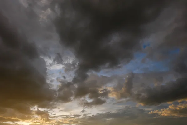 Schwarze Wolke bei Sonnenuntergang dramatischer dunkler Himmel Hintergrund — Stockfoto
