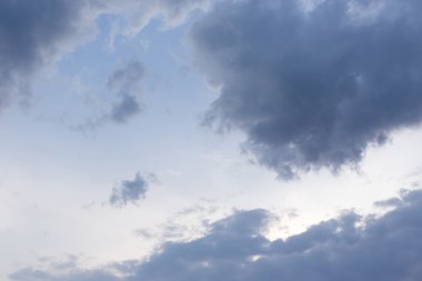 mavi gökyüzü, kötü hava arka plan üzerinde siyah bulut