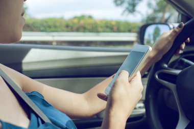 arabaya bir akıllı telefon kullanarak kadını sürücüsü