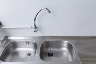 Paslanmaz çelik lavabo ve musluk beyaz mutfak oda içinde