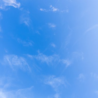 mavi gökyüzü arka planda bulutlar rüzgar esiyor