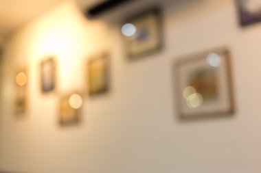 Beyaz duvarında, dekorasyon soyut bulanık fotoğraf çerçevesi