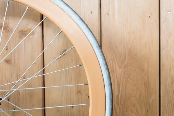 Bicicleta estacionada con pared de madera, cerca de la imagen parte de la bicicleta —  Fotos de Stock