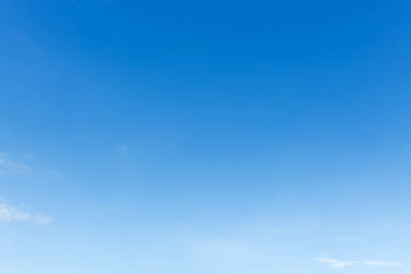 Heldere blauwe lucht achtergrond — Stockfoto