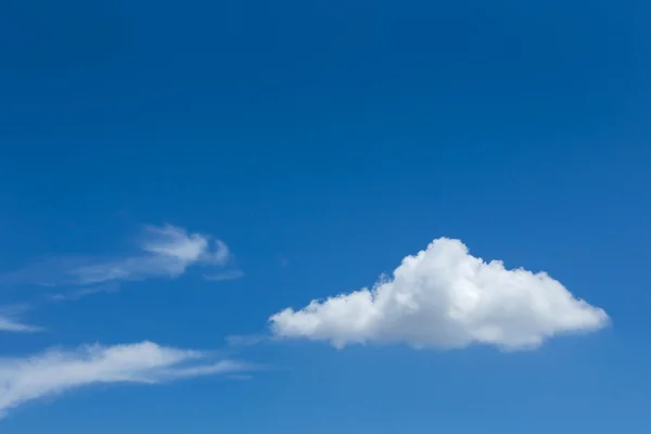 Einzelne Wolke auf klarem blauem Himmel Hintergrund — Stockfoto