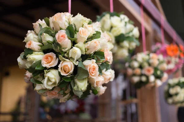 Decoración de la ceremonia de boda con ramo blanco colgante rosa — Foto de Stock