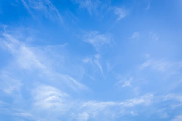 Fouká vítr mraky v pozadí modré oblohy — Stock fotografie
