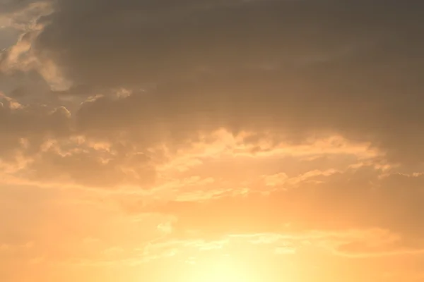 Coucher de soleil ciel arrière-plan, rayons de lumière du soleil dans la soirée — Photo