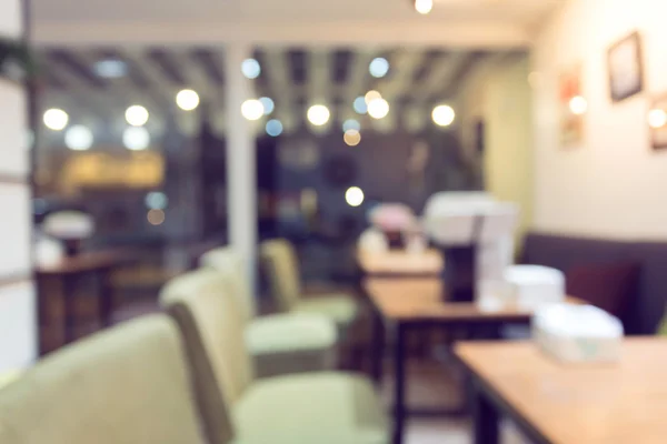 Restaurante interior con luz brillante en la noche — Foto de Stock