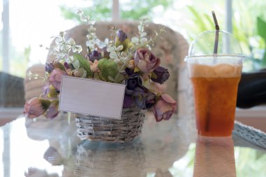 Beyaz kağıda boş kafede dekore edilmiş çiçek vazo