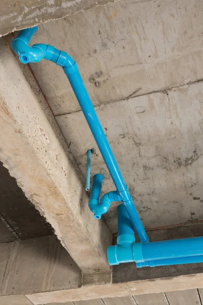 Tuberías de agua tuberías de pvc bajo techo de cemento del segundo piso —  Fotos de Stock