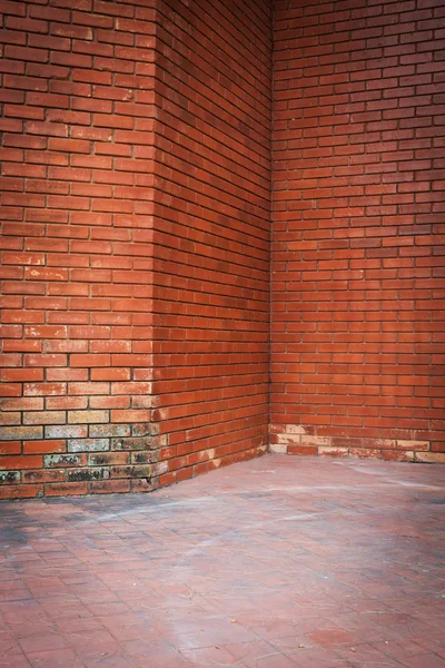 Oude bakstenen muur verweerde textuur en vuile vloer achtergrond — Stockfoto