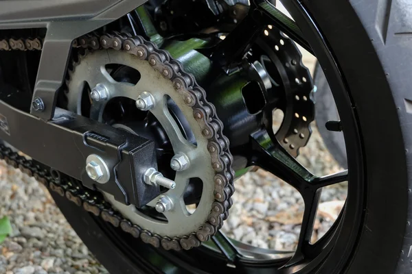 Corrente traseira e roda dentada da roda da motocicleta — Fotografia de Stock