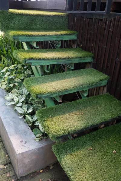 Zielona trawa schody w ogród przydomowy ogród, wystrój wnętrz — Zdjęcie stockowe
