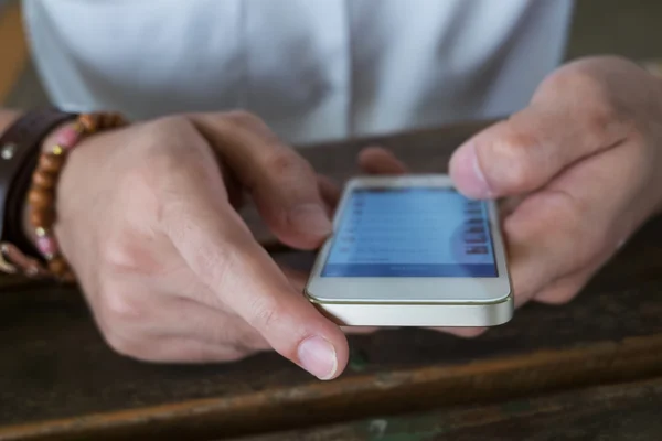 Hombre de negocios usando un teléfono móvil con mensaje de texto — Foto de Stock