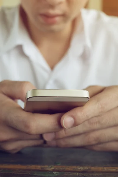 Hombre de negocios usando un teléfono móvil con mensaje de texto — Foto de Stock