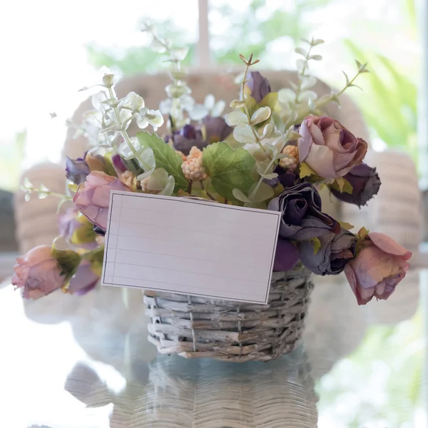 Papel branco em branco no vaso de flores decorado na sala de estar — Fotografia de Stock