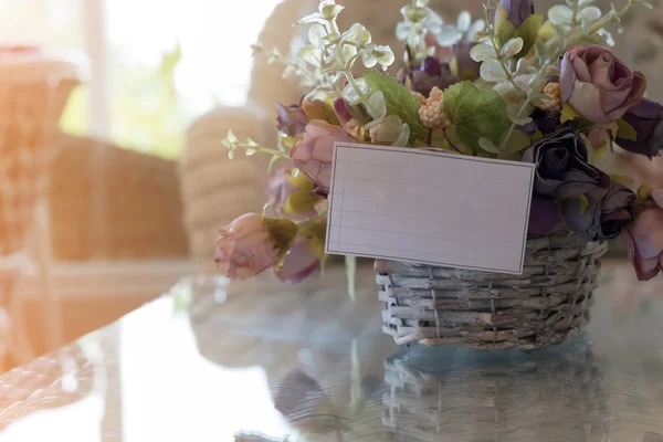 Papel blanco en blanco sobre florero de flores decorado en la sala de estar — Foto de Stock