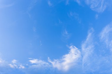 mavi gökyüzü arka planda bulutlar rüzgar esiyor