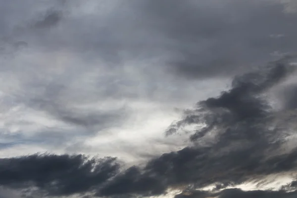 Awan hitam di langit gelap, langit malam halloween latar belakang — Stok Foto