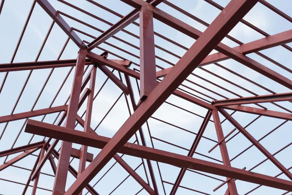 Poutre en acier de construction sur le toit du bâtiment résidentiel — Photo