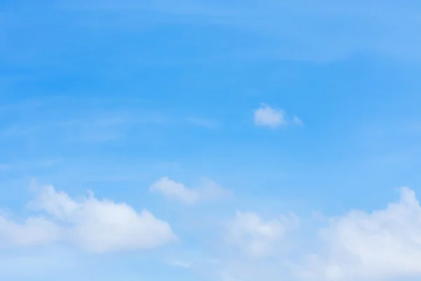 เมฆบนพื้นหลังฟ้าสีฟ้าที่ชัดเจน — ภาพถ่ายสต็อก