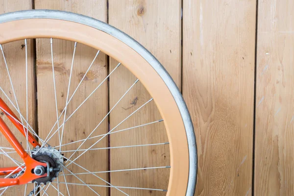 Vélo garé avec mur de bois, partie de l'image de gros plan de vélo — Photo