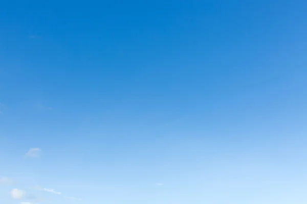 Céu azul claro fundo — Fotografia de Stock