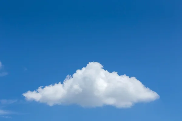 Única nuvem no céu azul claro fundo — Fotografia de Stock