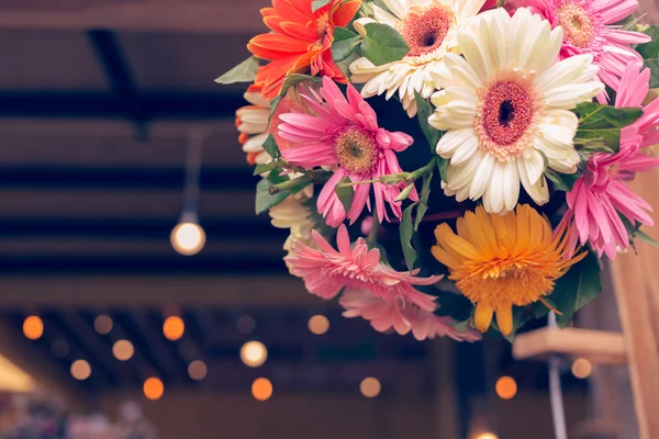 Lindo bando de flores gerbera com decoração leve no casamento — Fotografia de Stock