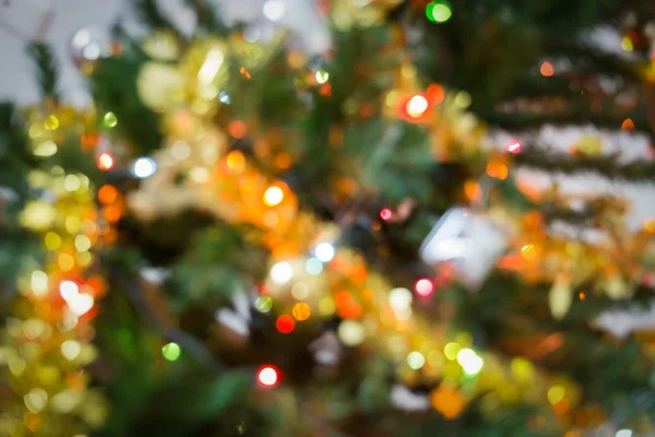 크리스마스 나무에 빛 축제를 흐림 — 스톡 사진