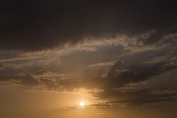 Atardecer cielo fondo, rayos de luz del rayo de sol en la noche —  Fotos de Stock