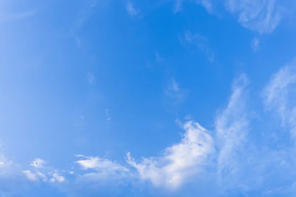 Vento soffia nuvole in cielo blu sfondo — Foto Stock