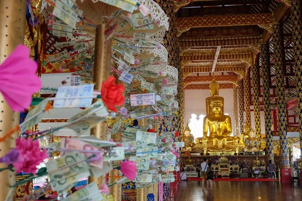 Золотая статуя Будды в храме Ват Суан Док, Чианг Май — стоковое фото