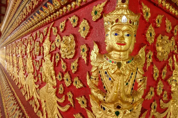 Thaise beeldhouwkunst in Wat Suan Dok, Thaise tempel in chiang mai — Stockfoto