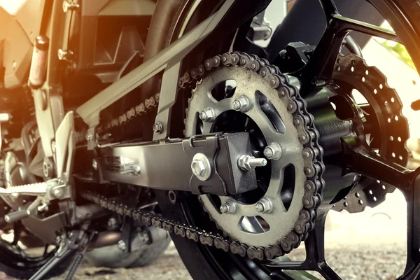 Задняя цепь и звездочка колеса мотоцикла — стоковое фото