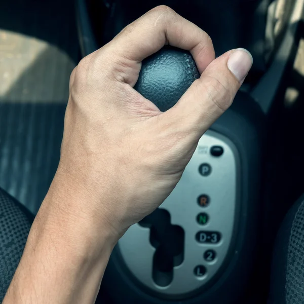 Driver man handen håller automatlåda i bilen — Stockfoto