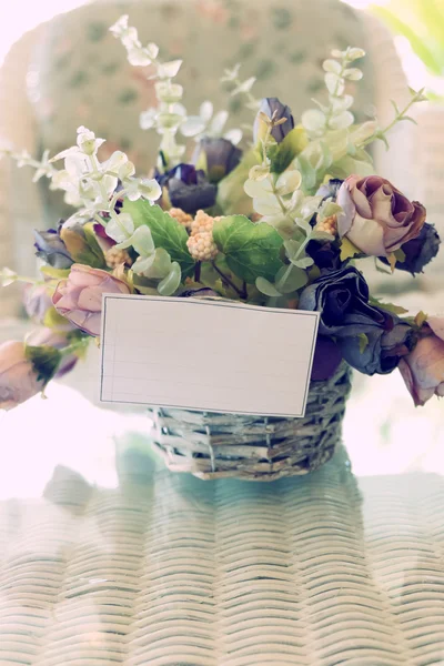 Papel blanco en blanco sobre florero de flores decorado en la sala de estar — Foto de Stock